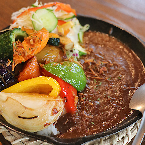 地元の味をいただく野菜カレー！