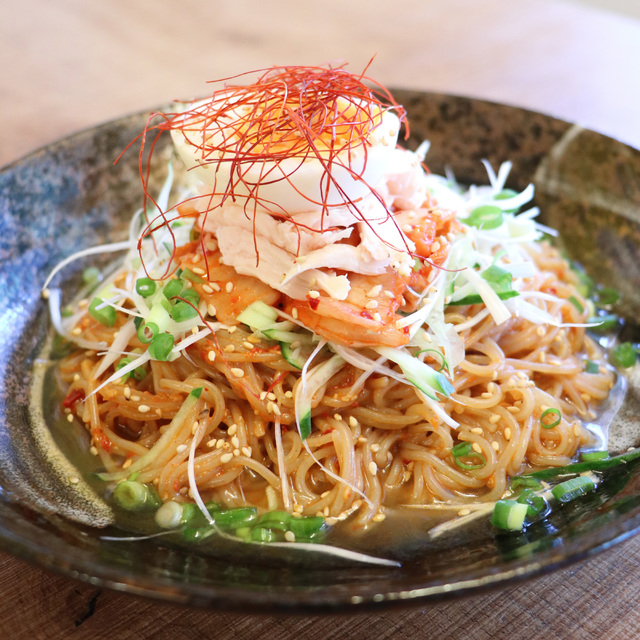 コシの強さと辛さがクセになる！ピリ辛冷麺