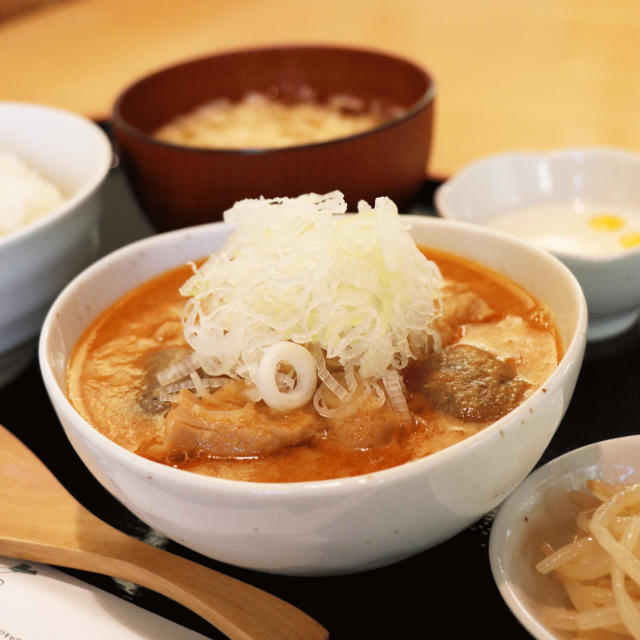 もつ煮専門店がつくる麦豚をつかった「もつ煮定食」