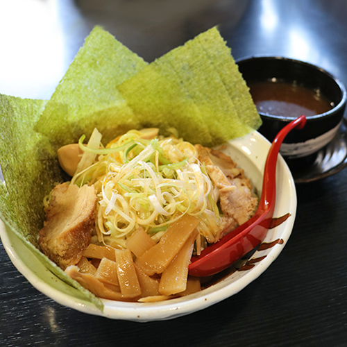 まるでラーメン!?山盛り具材で大満足確定!四代目のこだわりつけめん