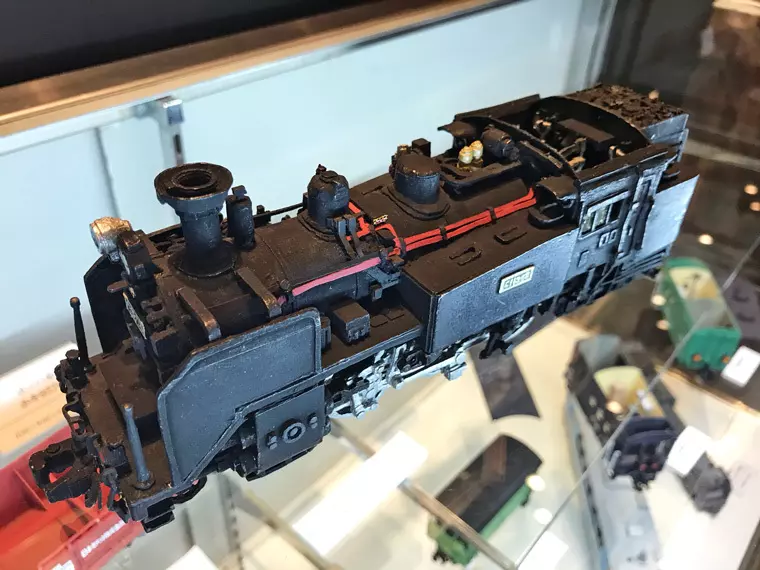 (紙で作ったC11形蒸気機関車)