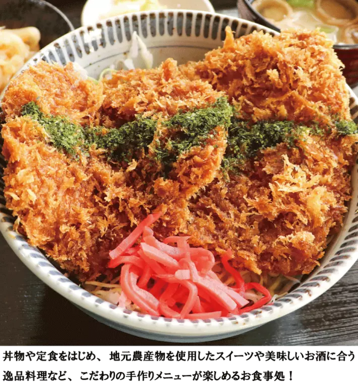 人気メニューのソースカツ丼!
特製ソースに浸した揚げたての大きなロースカツが2枚ドデーン!とキャベツの座布団に鎮座しています♪