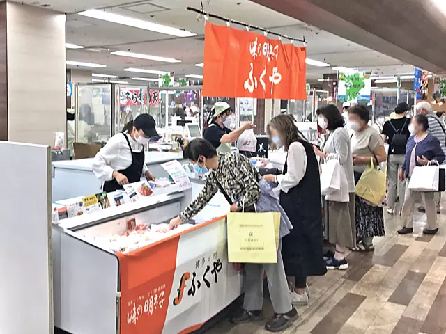 （市場のような活気のある会場）