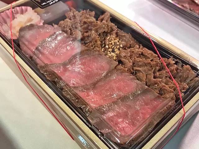 佐賀牛赤身ステーキ＆焼肉弁当 1折　2,000円(税込2,160円)