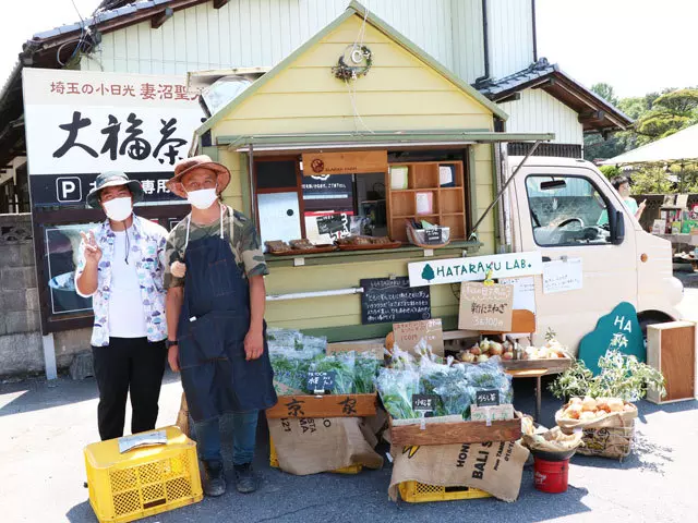 (値札は手書きです。朝採り野菜の販売もあるとのこと!)