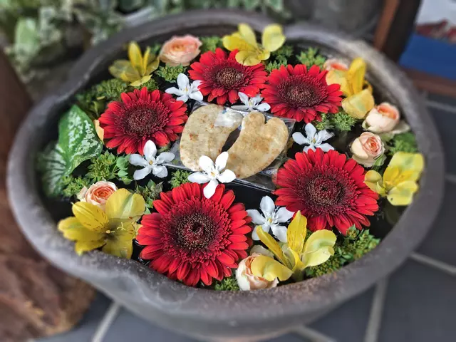 「戸塚煎餅店」入口付近の花手水