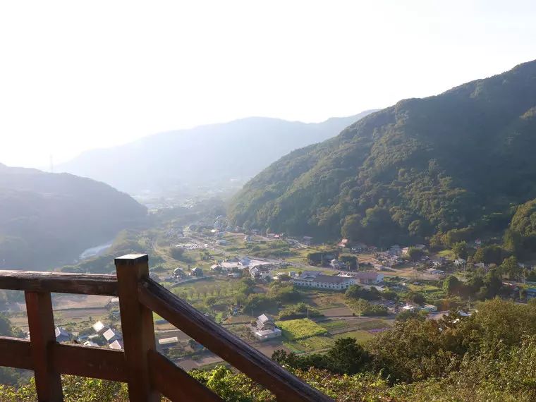 (荒川沿いの国道140号線を見渡せる北方面の風景です。)