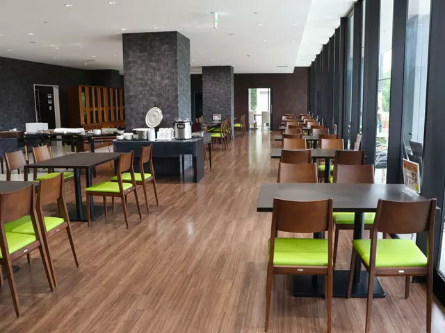 (清潔感のある広々とした店内。)