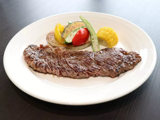 (焼き肉風ステーキ 単品1,925円 セット2,475円)