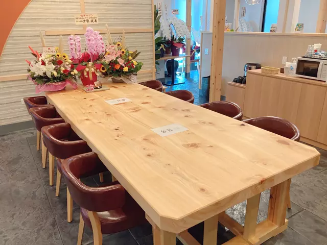 ヒバの木を使った大テーブル