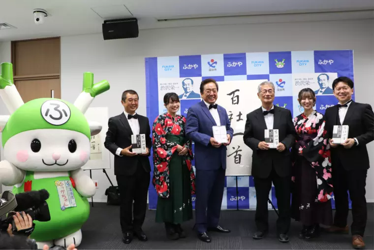 明治時代を思わせる装い。完成した製品を手に記念撮影