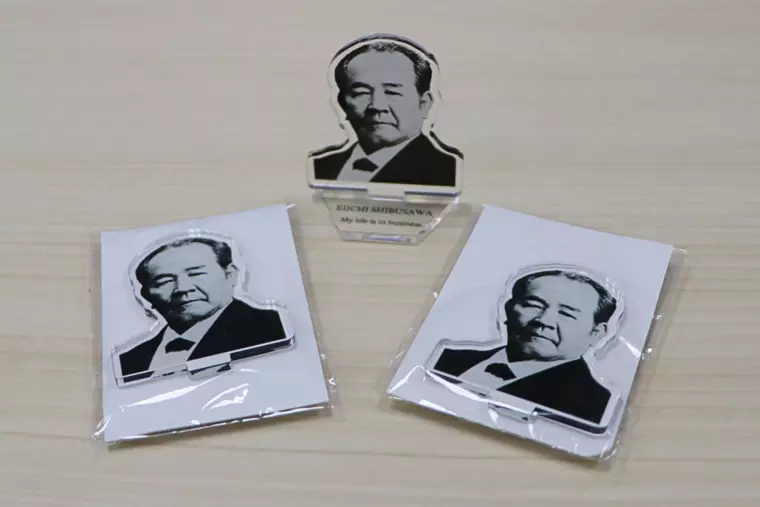 一先ずやってみよう！の精神で販売したアクリルスタンド。大好評につき追加生産中