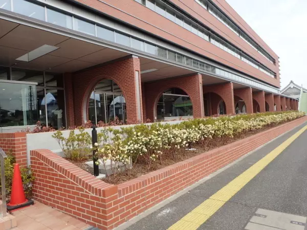 ホフマン輪窯をモチーフにしたコリドー(深谷市役所)