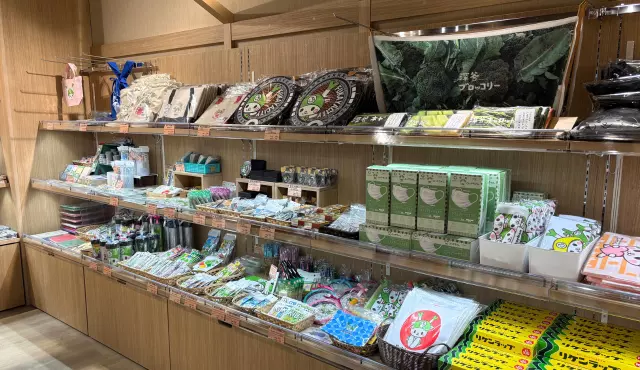 リニューアルしたグッズ売り場。直売所の新鮮な野菜の他、深谷ならではの美味しいグルメが楽しめるよ！