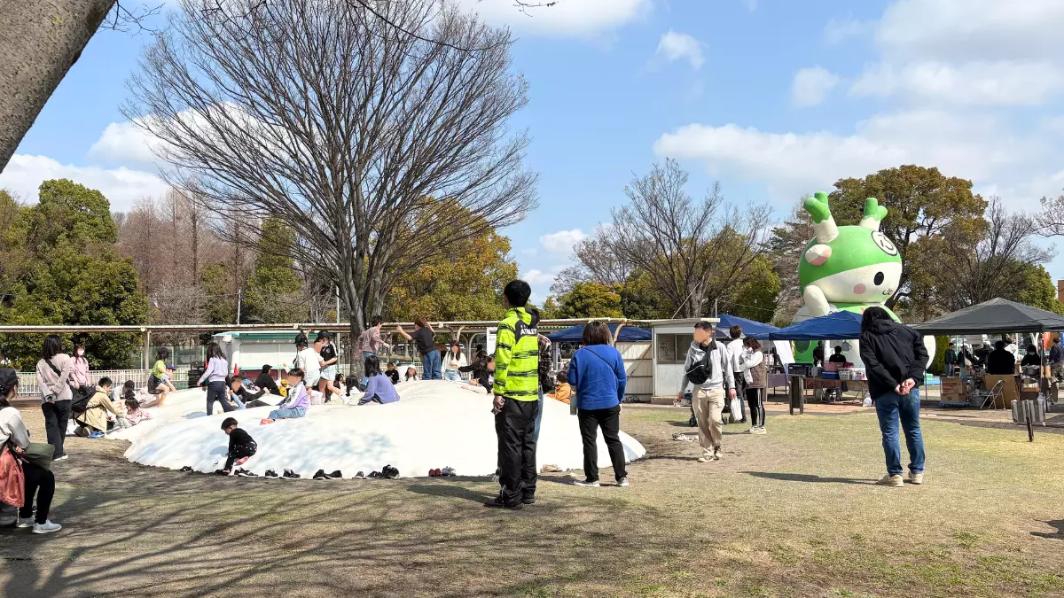 ここに座って飛び跳ねる子どもたちを見守るのも今日が最後。
いつのまにかこんなにベコベコだったのね。長い間楽しませてくれてありがとう。