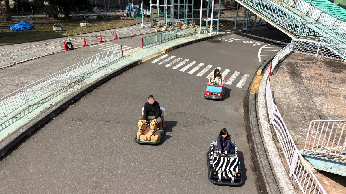 一日目は電動カーのレースもありました。
ちなみに一番早いのは「パトカー」とのこと。知ってた？