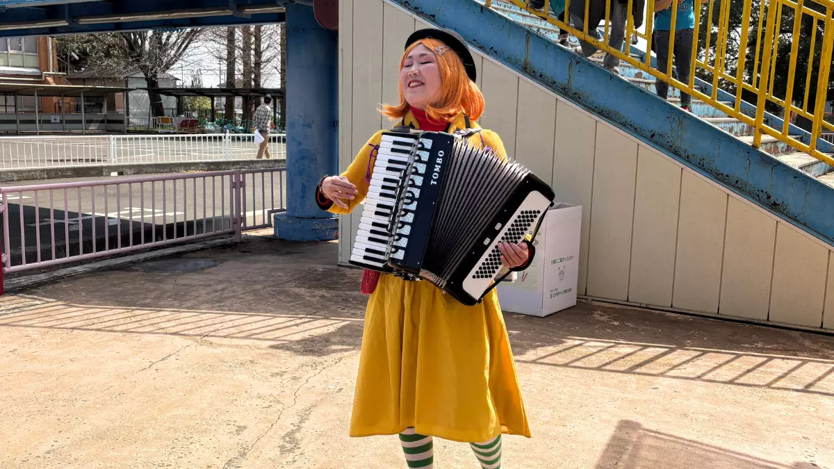 子ども達が大好きな曲を弾きながら練り歩くサーカスのお姉さん。
園内はさらに楽しい雰囲気に♪