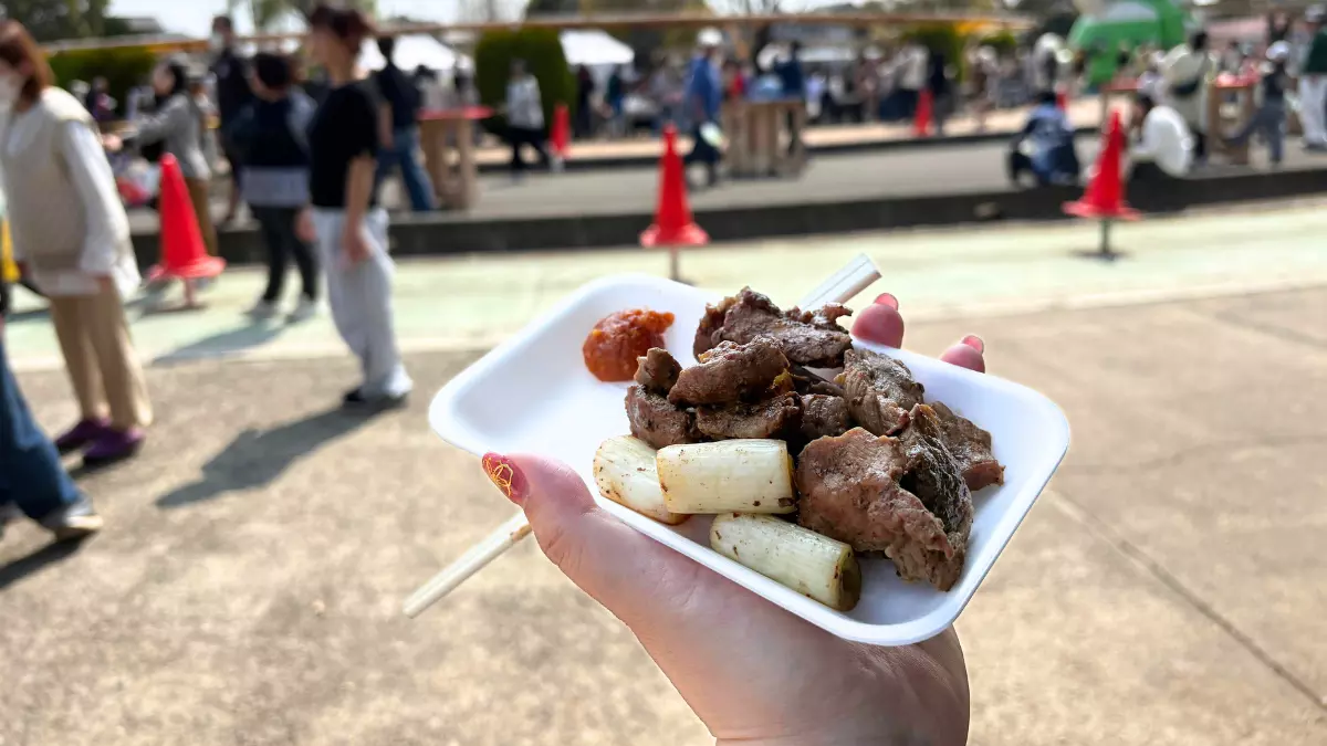 いつもと全然違う雰囲気の園内で腹ごしらえ。
ビールは我慢…！