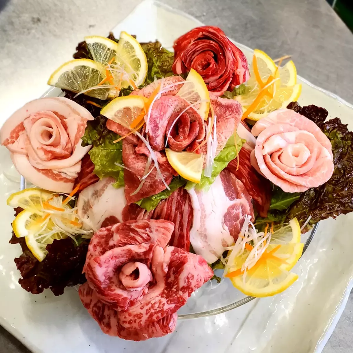 お肉の薔薇ケーキ