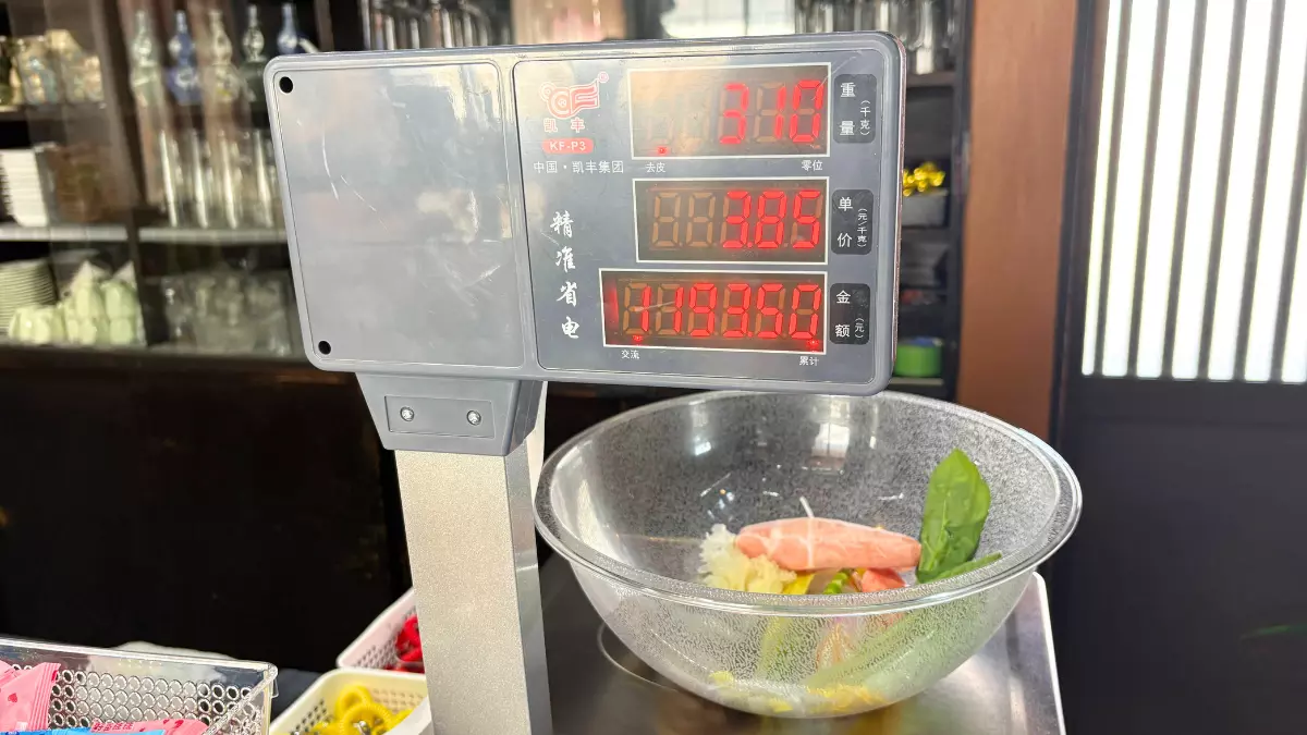 結果は310gでお会計は1,193円也。辛さは店員さんおすすめの「普通」。お会計を済ませたら番号札をもらい、席で楽しみに待ちましょう♪