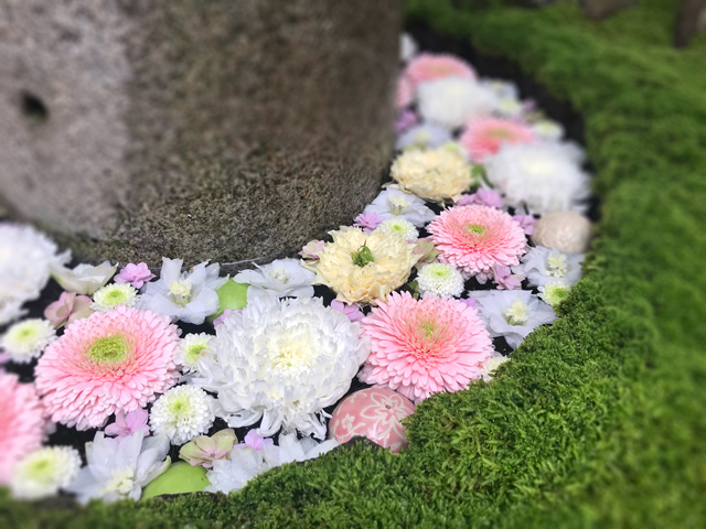 水琴窟の苔生す花手水